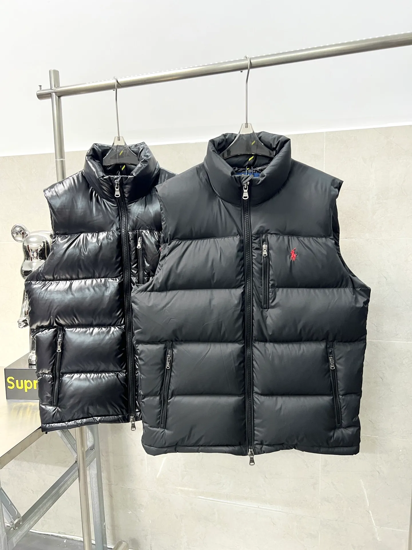 P660 Polo Ralph Lauren 2025 pony embroidered glossy half-high collar down vest. Neat tailoring creates a smart posture. Return to the bustling city. Filled with white duck down. It is warm and comfortable without being bulky. It does not lose its personality and looks low-key. Original customized fabric with a certain sense of color. Color: glossy black, matte black. Size: S M L XL XXL